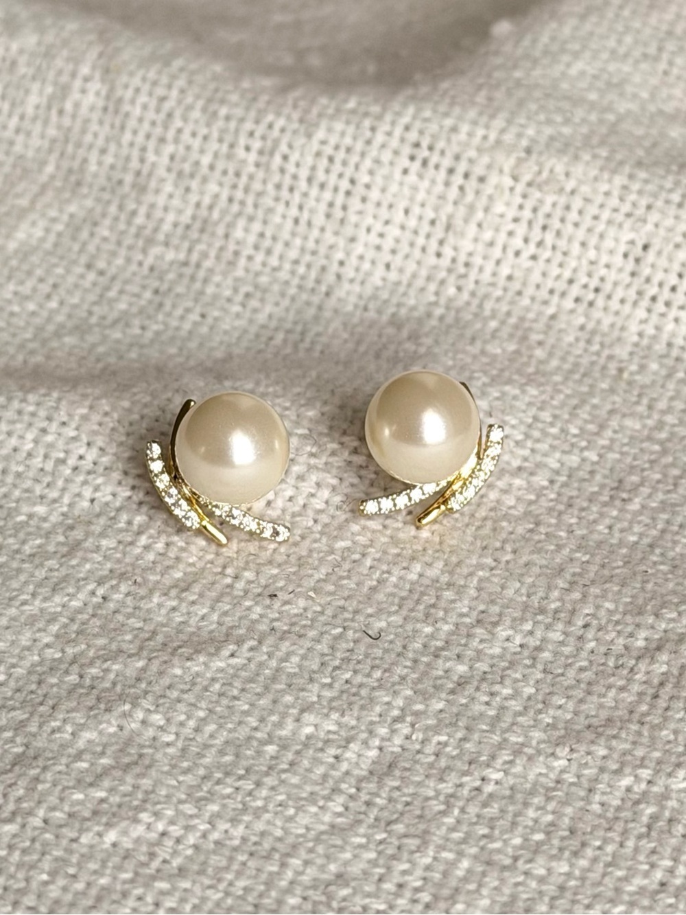 NEW! Pearl and Crystal Stud Earrings in Cream and Gold - Picture 3 of 7